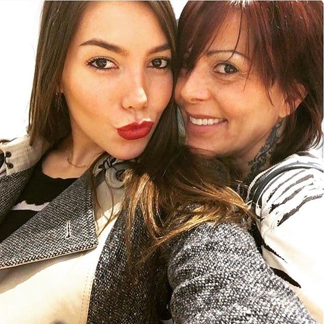 Y como su mami la consiente en todo, no sería una sorpresa que la cantante pagara por los "arreglitos" de su hija.