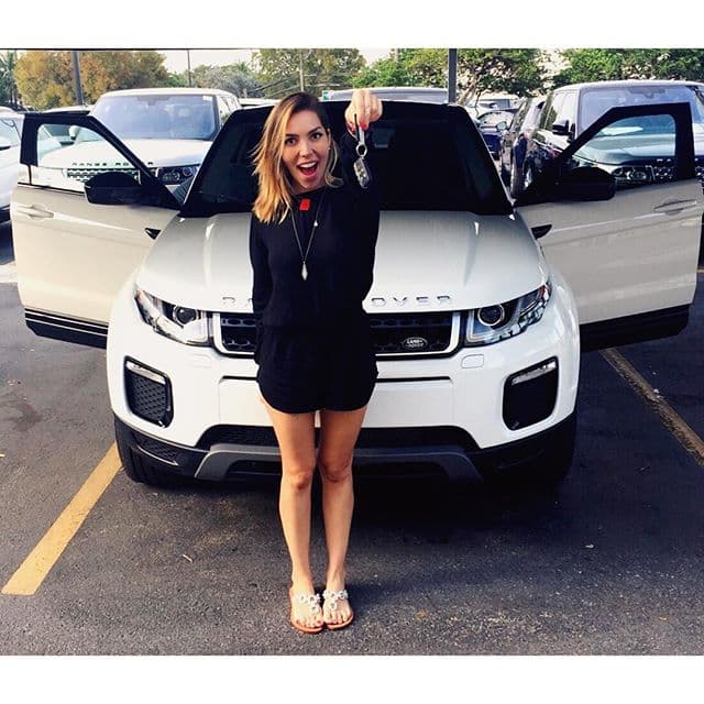 Para celebrar su cumple 24, su famosa mami le regaló esta camionetota. ¿Qué tal?