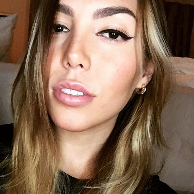 <b>Frida Sofía</b>
<br>En 
<a href="https://youtu.be/GDGhFfvhzyM" target="_blank">una entrevista</a>, hija de 
<a href="https://www.univision.com/famosos/frida-sofia-enrique-guzman-alejandra-guzman-contradice-demanda">Alejandra Guzmán</a> acusó a su abuelo de un presunto abuso. Aseguró que desde que tenía 5 años le “hizo cosas feas”, por lo que ella le tenía miedo. Actualmente, tanto Frida Sofía como Enrique Guzmán tienen demandas en contra del otro.