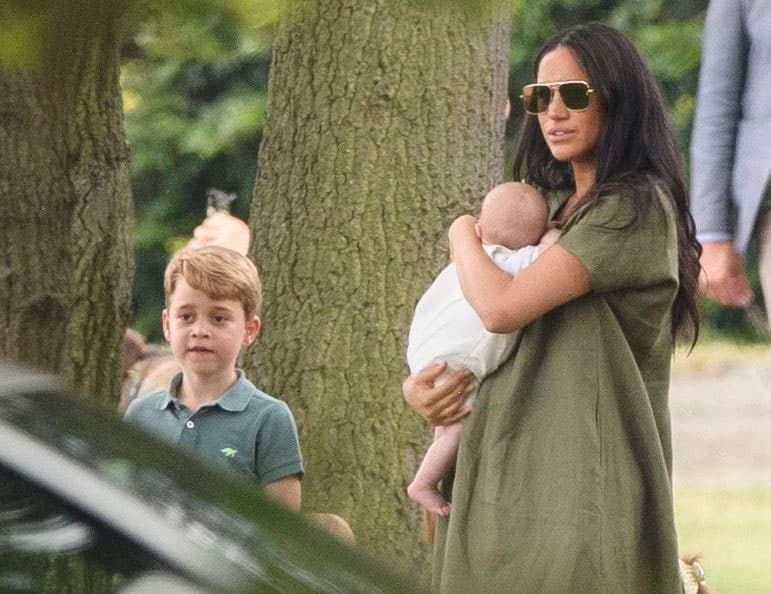 Dos semanas después se supo que ese evento marcó el momento en que los príncipes George (foto), Charlotte y Louis, hijos del príncipe William y Kate Middleton, 
<b><a href="https://www.univision.com/famosos/dos-meses-pasaron-para-que-los-hijos-de-kate-y-william-conocieran-a-su-primo-archie-el-encuentro-fue-encantador-fotos" target="_blank">conocieron a su primo</a></b>, tras dos meses de nacido.