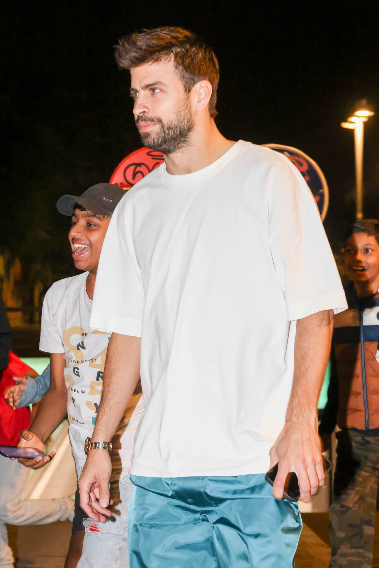 Sin embargo, una vez más ignoró los cuestionamientos de los medios de comunicación sobre el acuerdo con Shakira.
<br>