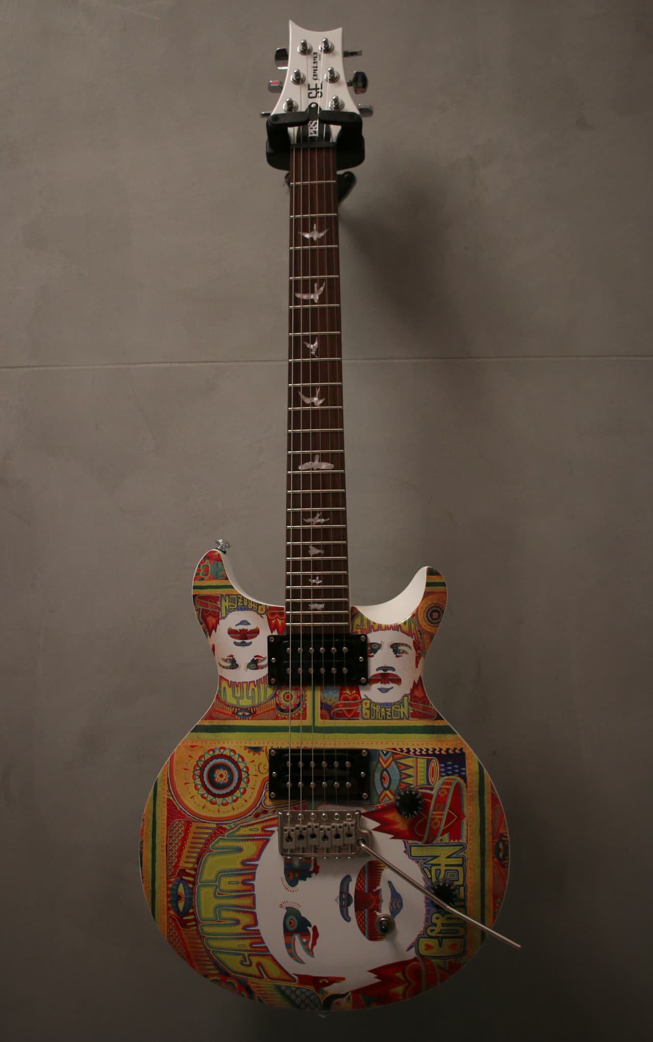 El maestro Carlos Santana le obsequió esta guitarra a Juanes.