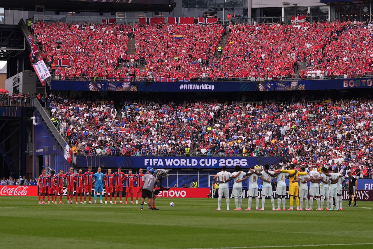 Jugadores y aficionados guardan un minuto de silencio antes del partido para conmemorar a las víctimas del sismo en Venezuela