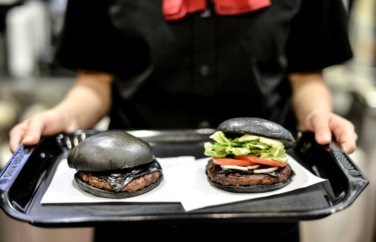 Luego de hacerse famosa en Japón, la hamburguesa negra de Burger King llega a Arizona en Halloween.