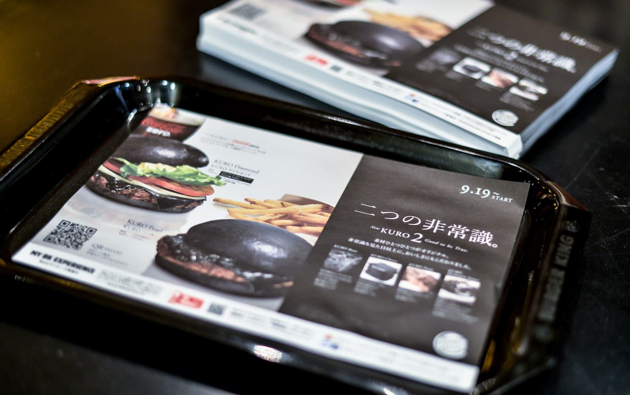Fue el 19 de septiembre de 2014 y por tiempo limitado cuando Burger King introdujo al mercado japonés el llamado ‘Koru Burger’ o ‘Black Burger’.