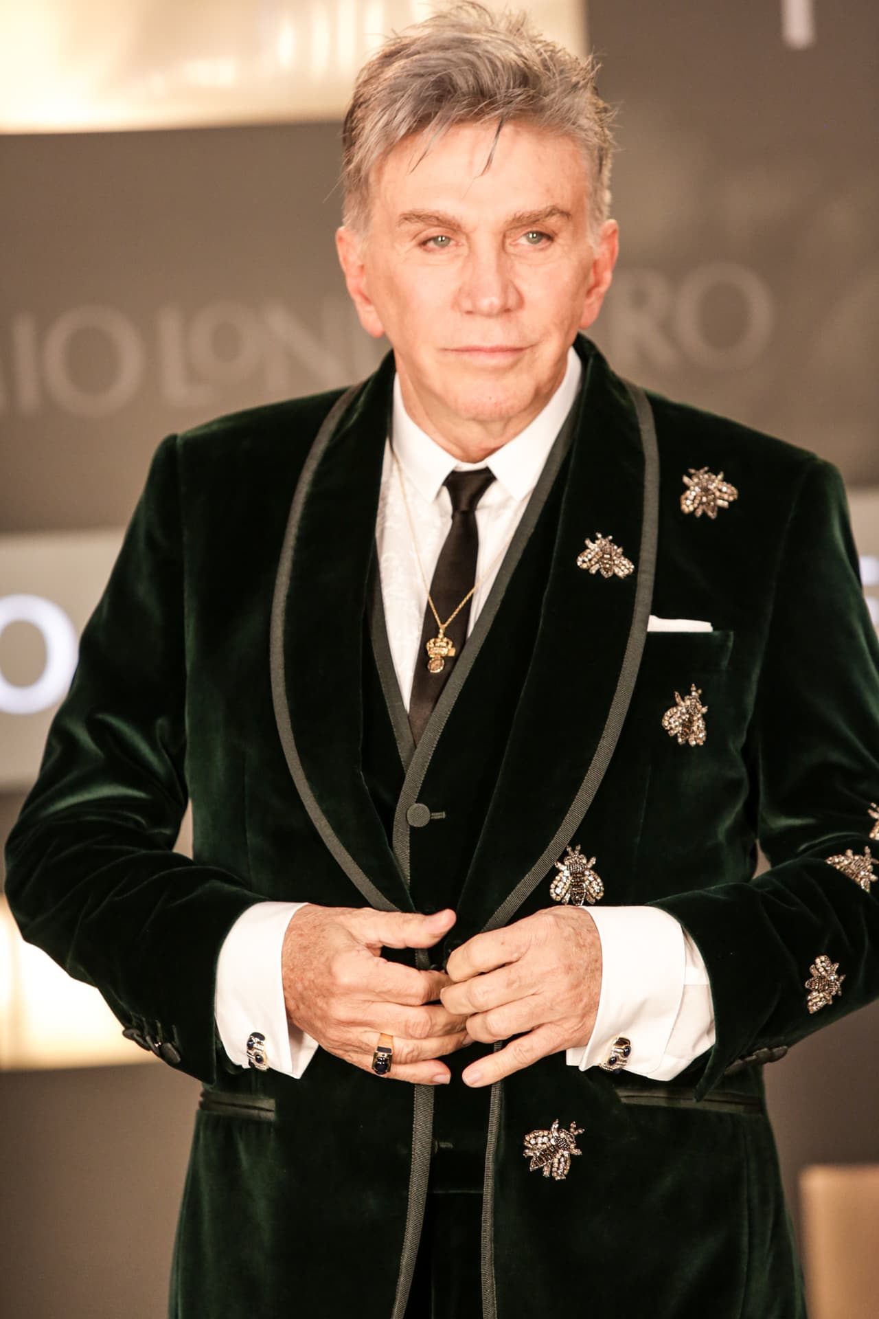 La solapa de su traje estuvo adornada con abejitas.