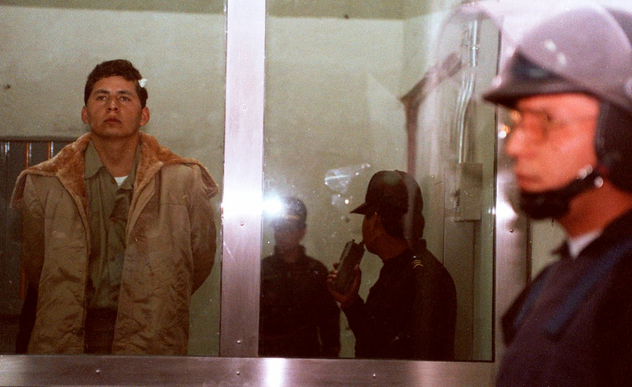 Mario Aburto Martinez, sospechoso de haber matado a Luis Donaldo Colosio, es presentado ante la prensa en la prisión de Almoloya de Juárez, dos días después del asesinato.