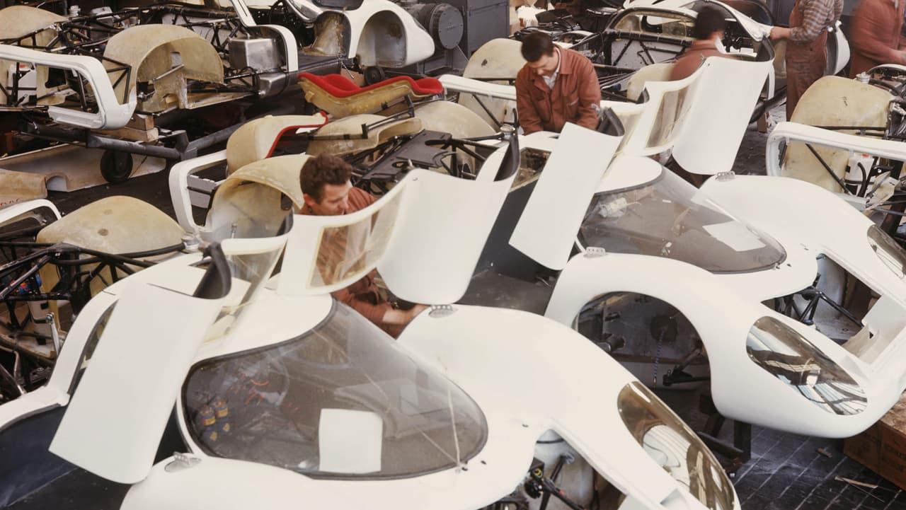 Porsche construyó un total de 37 unidades del 917 entre 1969 y 1971, y 12 unidades de ellas de la versión 917K de cola corta. Los autos que ganaron en Le Mans eran 
<b>versiones 917K con carrocerías especiales </b>cuyos alerones de cola dismunuían la resistencia aerodinámica ayudando permitiendo velocidades mayores, pero aumentaban la carga aerodinámica dándole al carro una dosis de estabilidad muy necesaria.