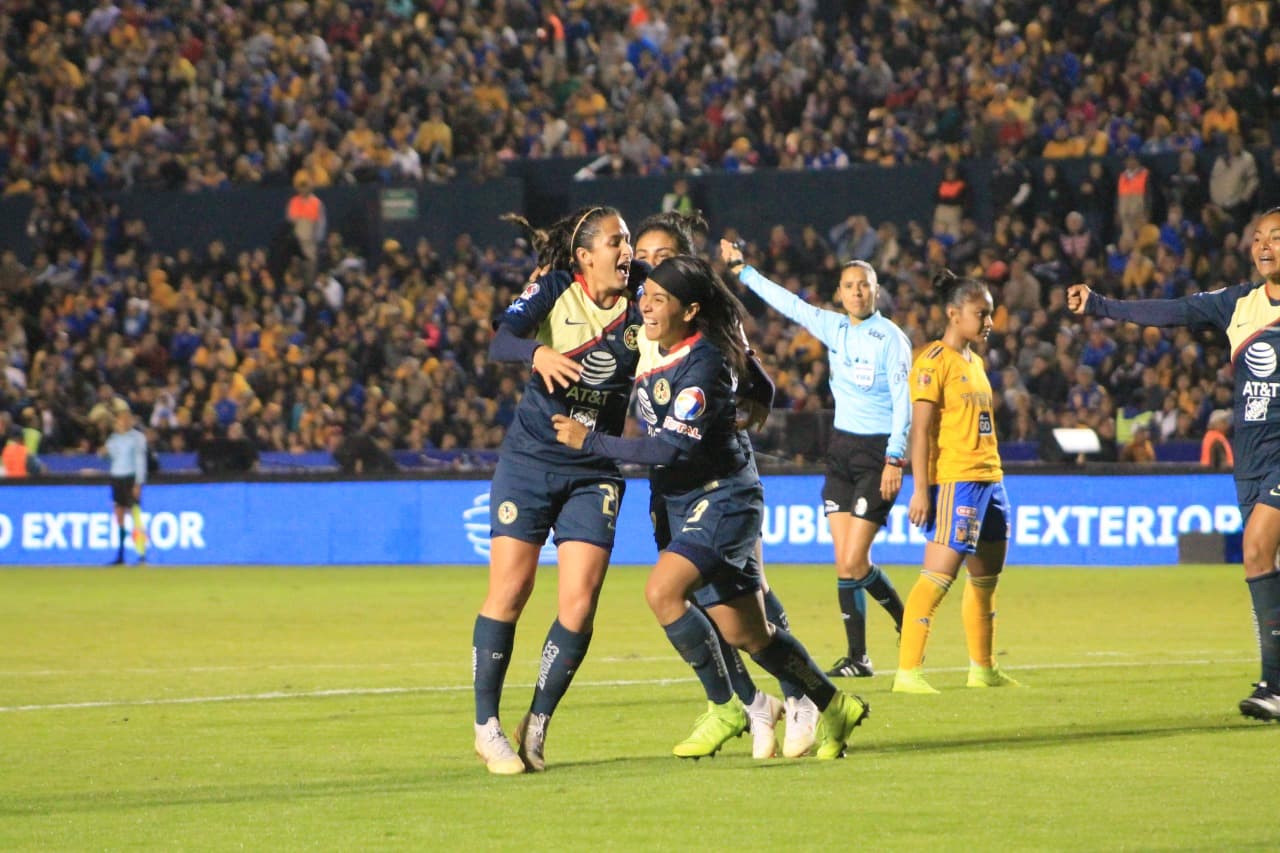 Diana González (centro) anotó de cabeza el 1-0 para las Águilas al 45'+1.