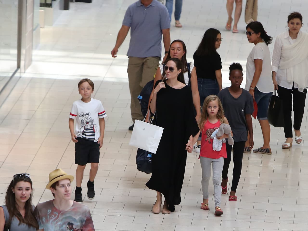 Angelina ha estado en las noticias porque le critican que se ve muy flaquita.