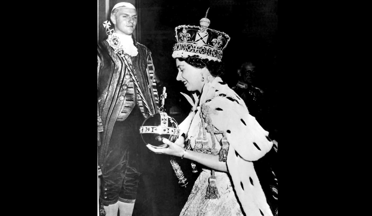 En realidad la soberana británica ascendió al trono el 6 de febrero de 1952, cuando falleció su padre, el rey Jorge VI, pero su coronación se dio más de un año después, con la finalidad de guardar el luto por la muerte del monarca.