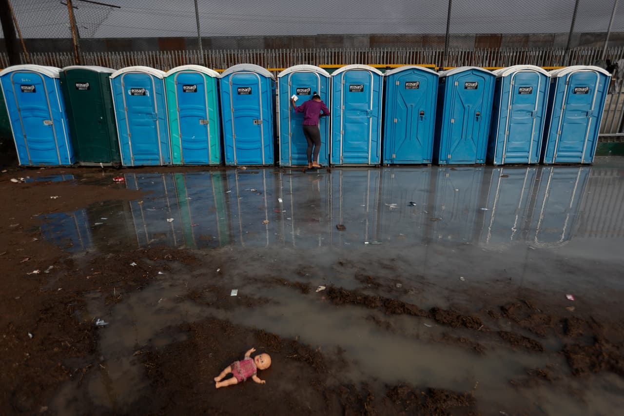 <b>Las condiciones infrahumanas del refugio colapsado de Tijuana.</b>
<a href="https://www.univision.com/noticias/inmigracion/aguantar-o-volver-las-condiciones-infrahumanas-que-soportan-los-migrantes-en-el-refugio-colapsado-de-tijuana-fotos-fotos">La rutina de más de 6,000 migrantes habitando un centro deportivo</a>
<a href="https://www.univision.com/noticias/indocumentados/por-las-noches-se-oye-llorar-a-la-gente-las-duras-condiciones-que-soportan-los-migrantes-de-la-caravana-en-tijuana">colapsó un refugio sobrepasado en su capacidad y donde proliferaron las enfermedades</a>. Las autoridades mexicanas habilitaron un segundo refugio de emergencia. 29 de noviembre de 2018.