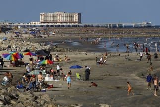 La orden de quedarse en casa finaliza el jueves 30 de abril en el condado de Galveston, por lo que el gobierno local decidió abrir las playas después de haberse cerrado más de un mes por el 
<a href="https://www.univision.com/temas/coronavirus">coronavirus</a>.