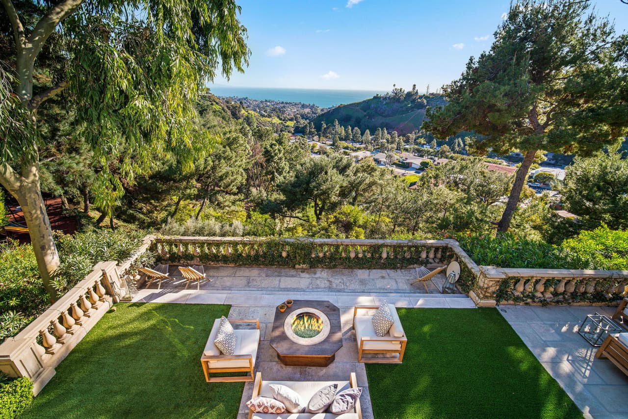 Y para las ocasiones en que les apetezca tomar aire fresco lo podrán hacer en esta terraza con impresionantes vistas. 
<br>