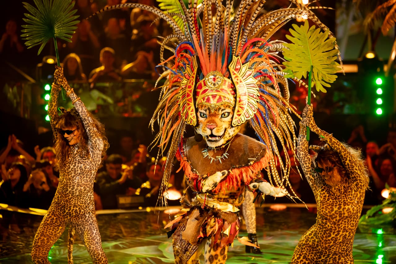 Jaguar cantó ‘Hawái’, de Maluma. El pronóstico de Juanpa y Martha Higareda fue que el youtuber Werevertumorro está detrás de Jaguar, mientras que Yuri apostó por Miguel Layún. Carlos Rivera se fue por el lado de la comedia y dijo que detrás del personaje podría estar Ariel Miramontes ‘Albertano’.