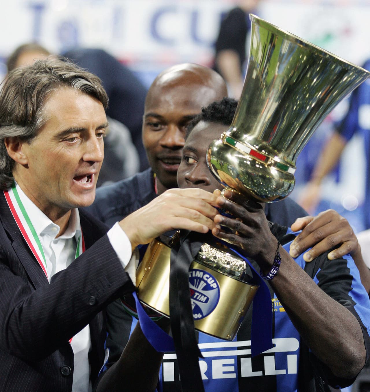 Con los Neroazzurri también levantó la Copa de Italia en la temporada 2004/2005 y 2005/2006. Además, ganó dos Supercopas de ese país.