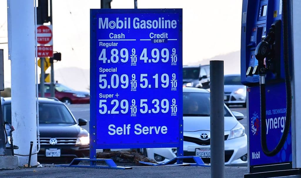 El alza del petróleo reflejada en los precios de la gasolina en una estación en Los Ángeles, California, el 23 de febrero de 2022.