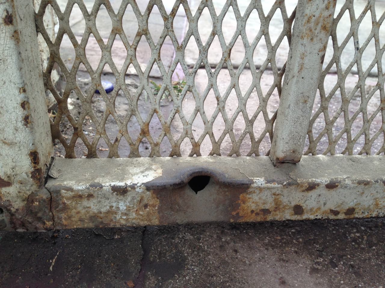 El tiro iba dirigido a un hispano pero impactó una puerta metálica en Compton.