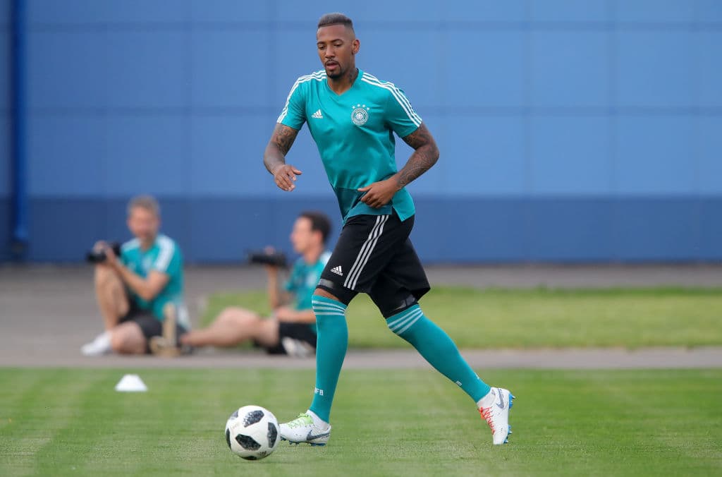 Manchester United busca calmar los ánimos del técnico José Mourinho y por eso quiere fichar a un jugador de renombre, por lo que tiene en su lista a defensa alemán Jerome Boateng.