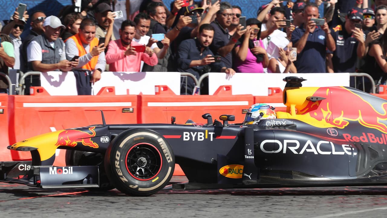 Checo Pérez corre en Guadalajara por primera vez en un Red Bull