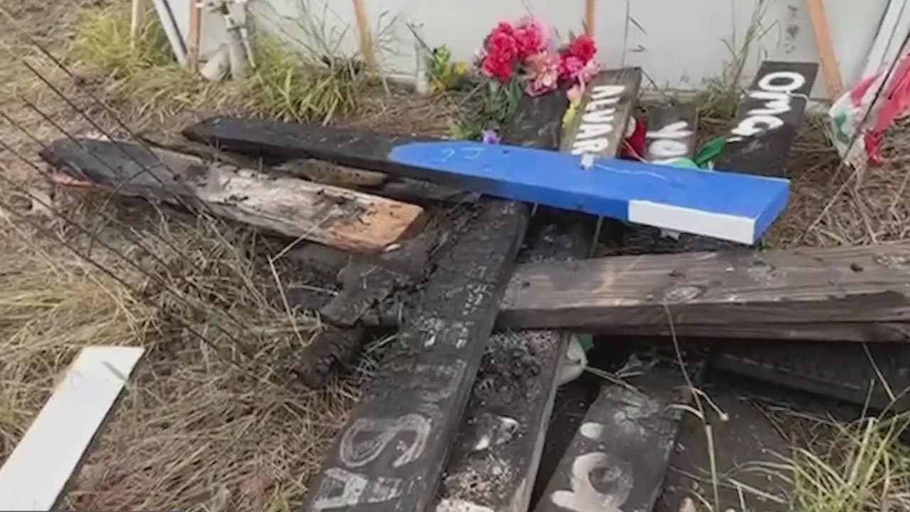 Destruyen altar dedicado a los 53 migrantes que murieron atrapados en un camión