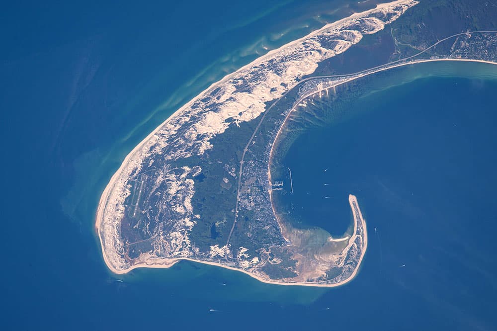 Imagen detallada de una pequeña isla con muchas zonas concéntricas a su alrededor. Se llama Adele Island y se ubica frente a la costa norte de Australia, tiene solo 2.9 km (2,000) de largo, pero toda la zona de mareas con todas las zonas concéntricas tiene 24.5 km (15.2 mi) de largo, rodeada de extensos bancos de arena en el área expuesta a la marea.