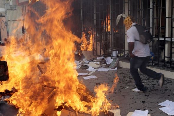 Así lucía la sede de la contraloría de la SEP durante los destrozos.