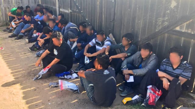 Arrestan a 35 inmigrantes indocumentados en una casa de seguridad en la frontera texana