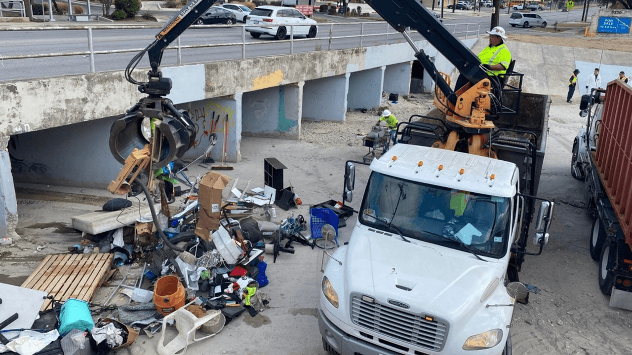 Muere conductor después de chocar contra un colchón en autopista. Así puedes deshacerte de tus muebles
