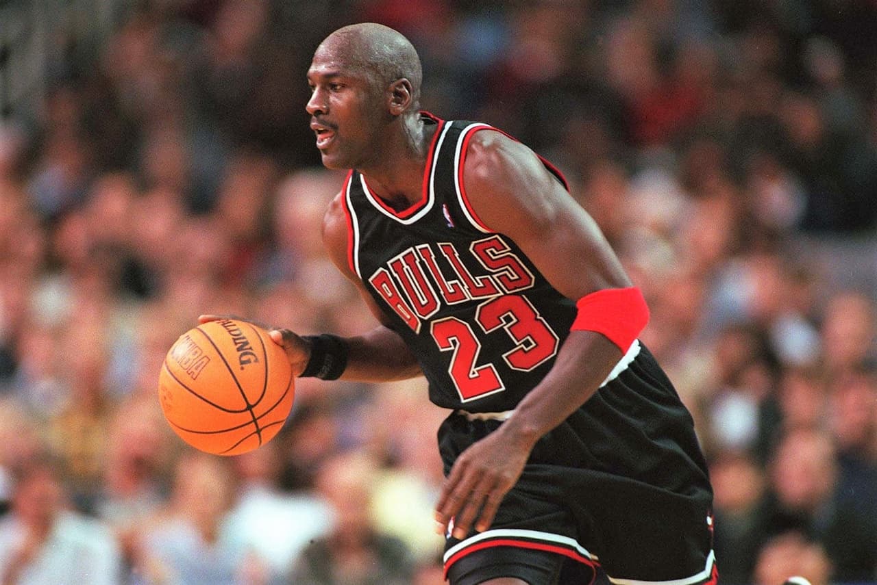 <b>Chicago Bulls: Michael Jordan</b>. Además de ser parte de seis campeonatos con el equipo, siendo seis veces MVP de las Finales, es líder de casi todas las estadísticas ofensivas de los Bulls. Irrefutable.