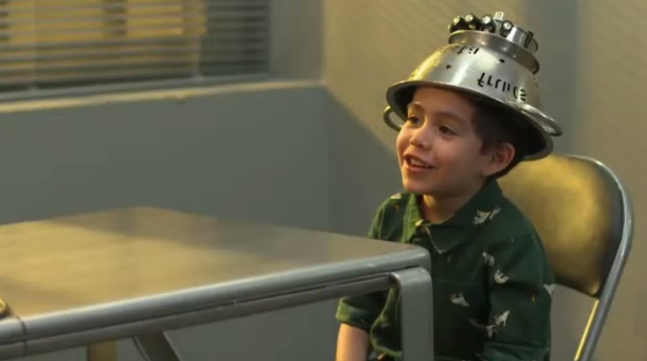 El siguiente en pasar al detector fue Mateo: "¿Te gusta cantar?", preguntó Galilea. El niño lo negó pero el detector lo echó de cabeza y la presentadora insistió: "¿Cuál te gusta cantar?". El capitán de los Súpersabios respondió: "Las de Queen, la de 'Scooby Doo papá' y la de 'Dame tu cosita'".