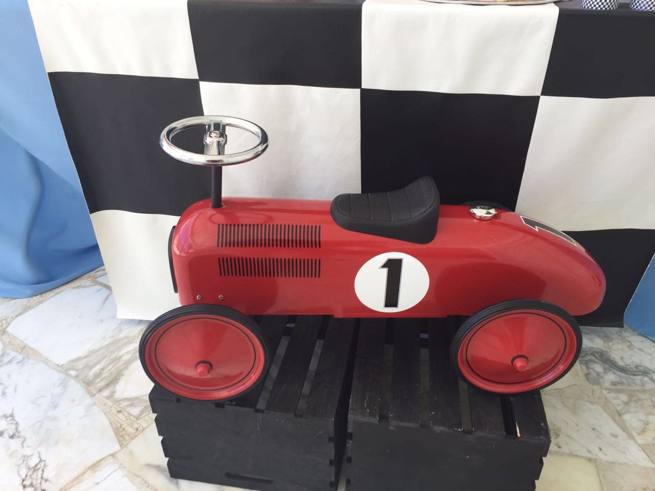 Los autos no podían faltar en este festejo.