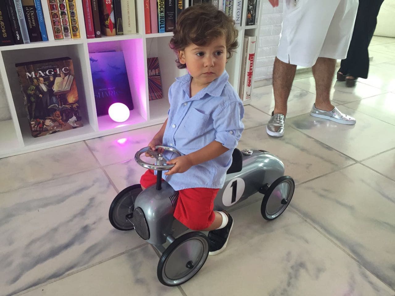 Baby Bruce esperando la llegada de sus amiguitos.