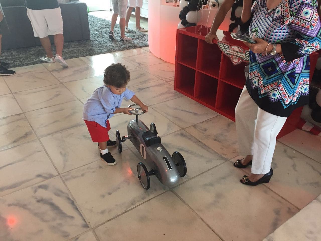 Bruce muy entretenido jugando con su auto.