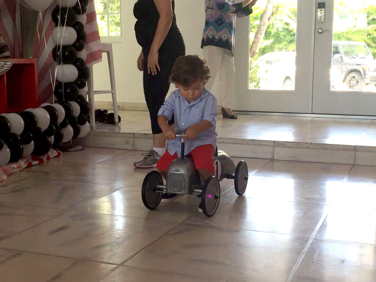 Bruce se dirige a toda velocidad hacia los dulces.