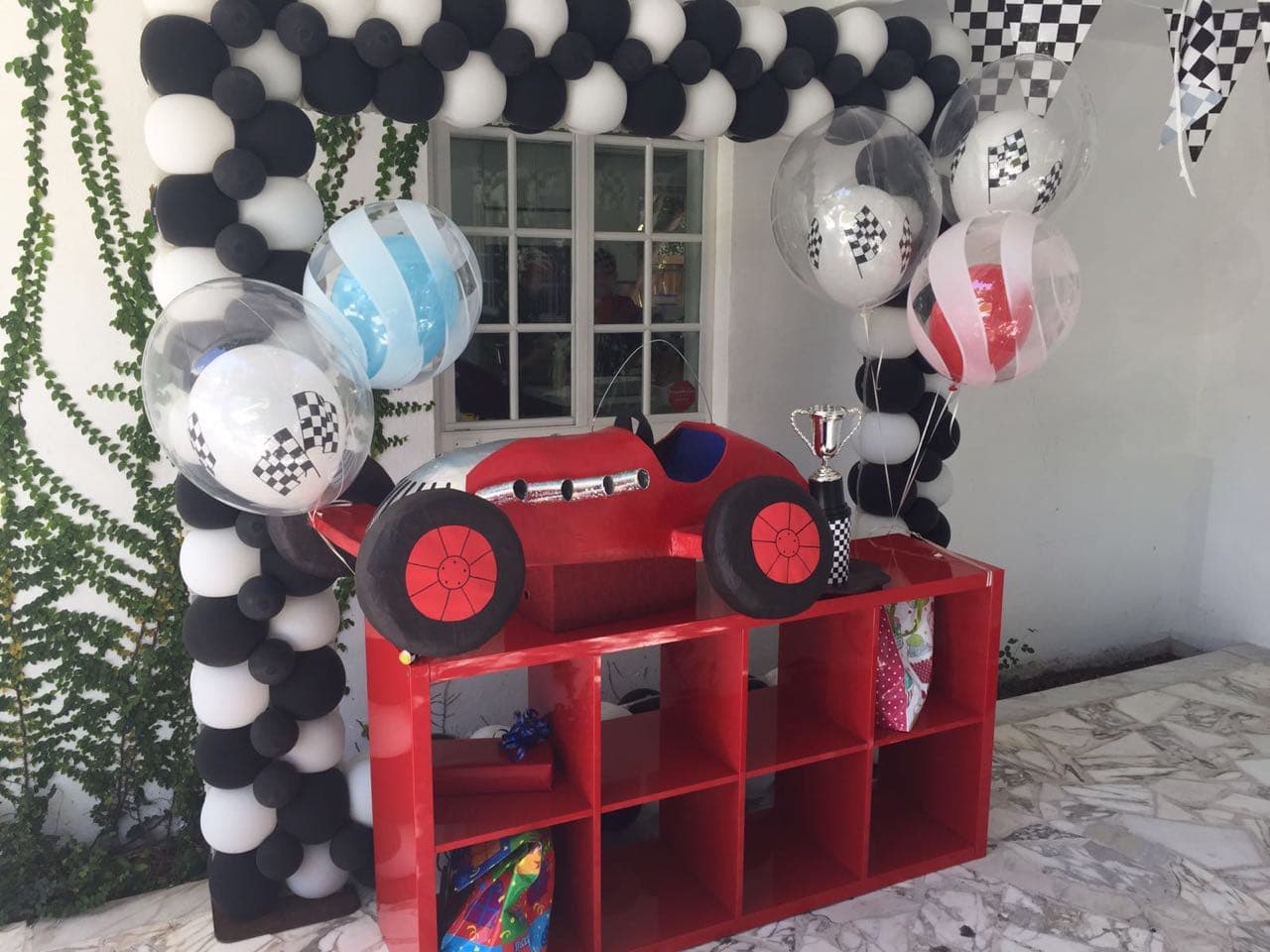 Rojo, blanco y negro fueron los colores elegidos para la fiesta de Bruce.