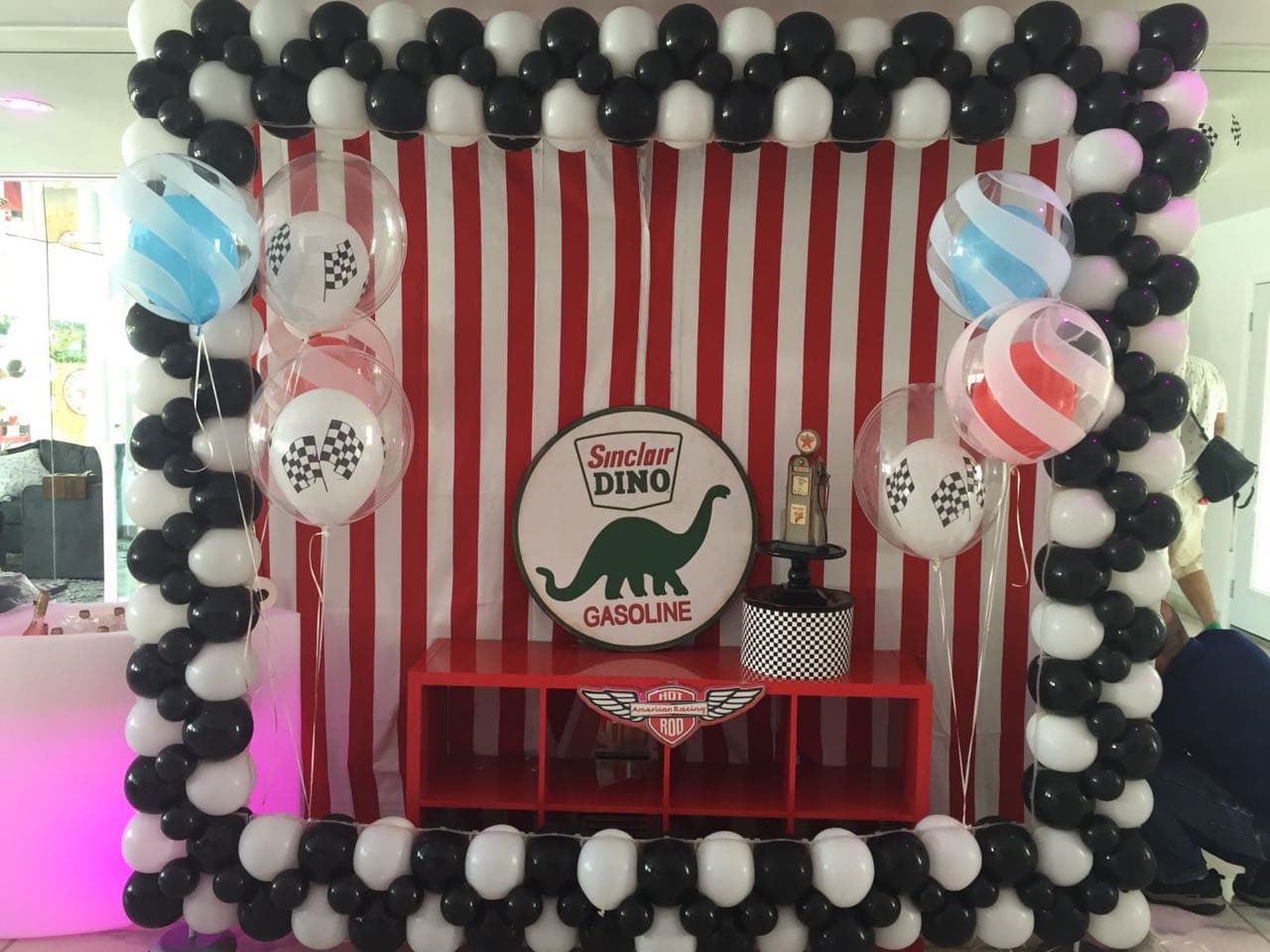 La estación para cargar combustible, y poner los obsequios estaba lista.