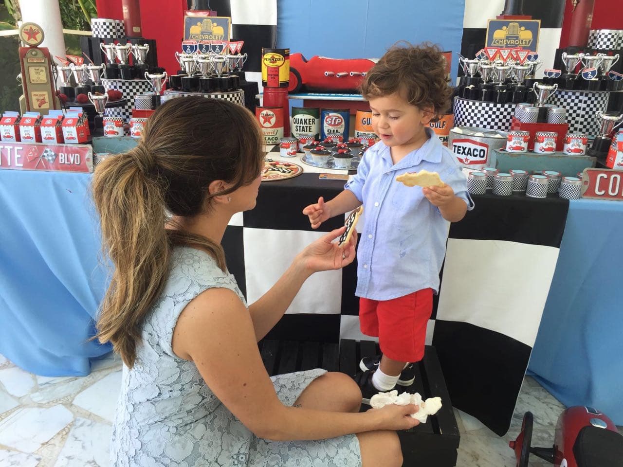 Bruce sabe que es su fiesta y todo lo que hay es para gozarlo.