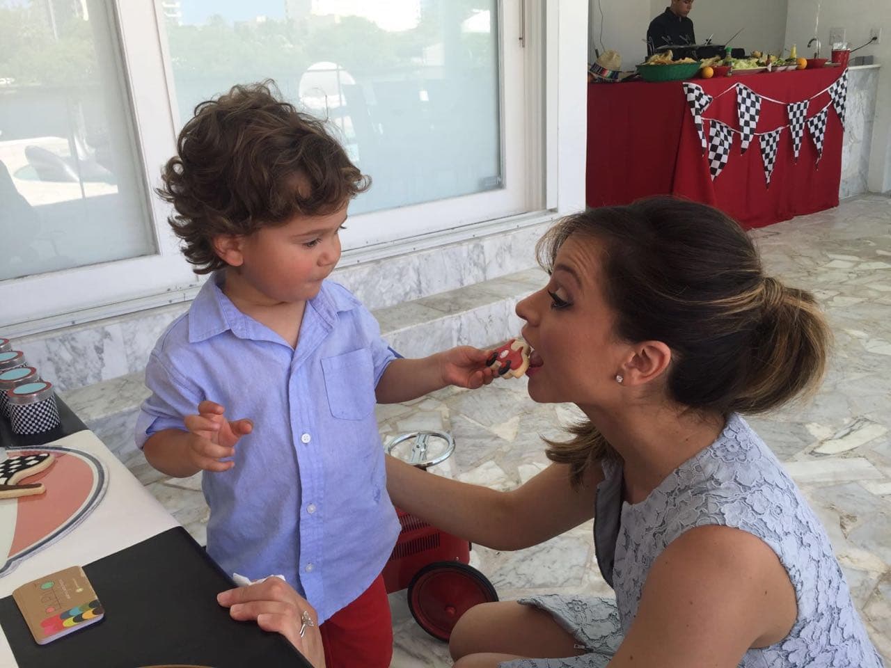 A Satcha le dieron de comer en la boca.