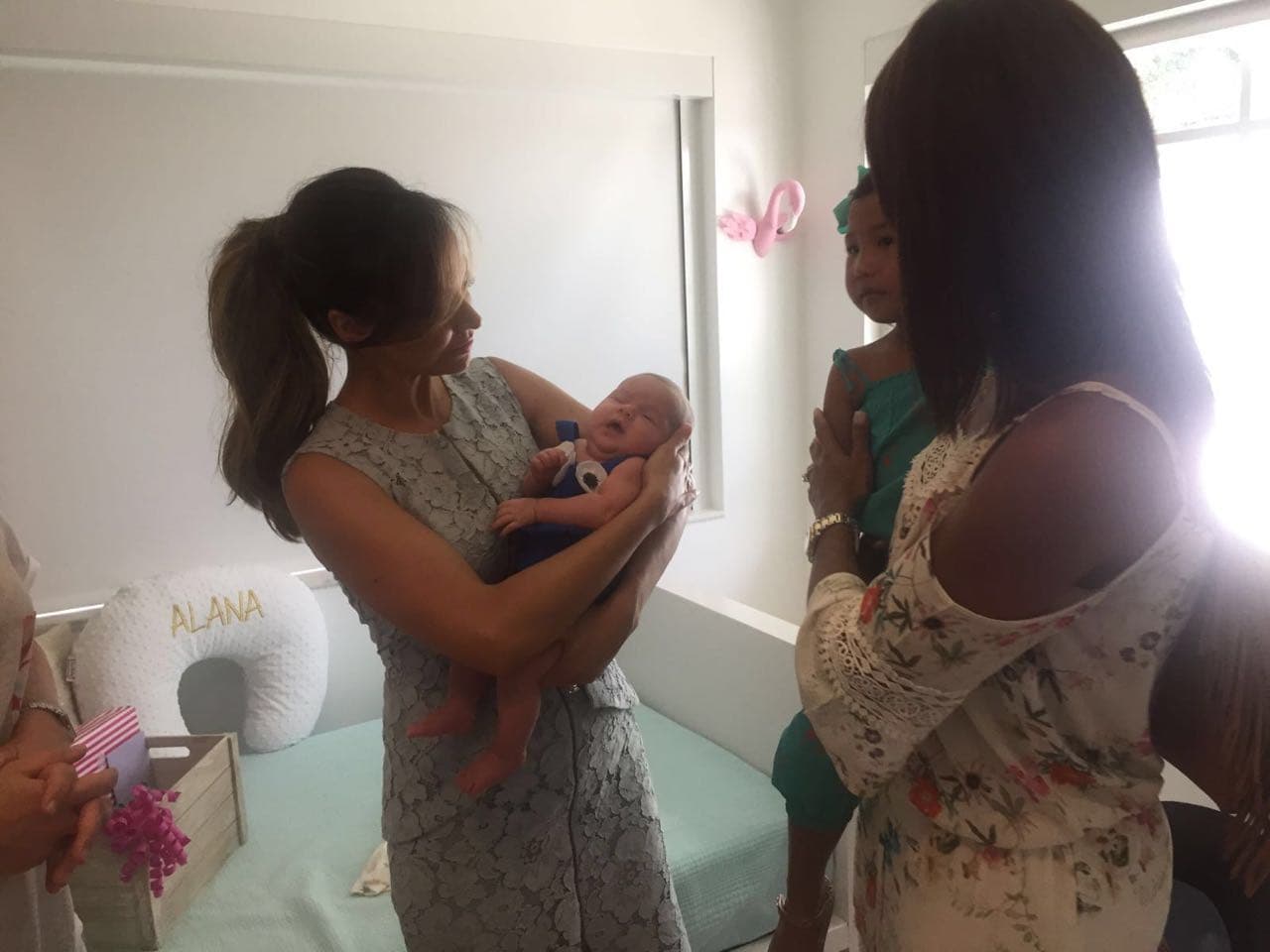 Nos encanta ver a Satcha de mami de dos preciosos hijos.