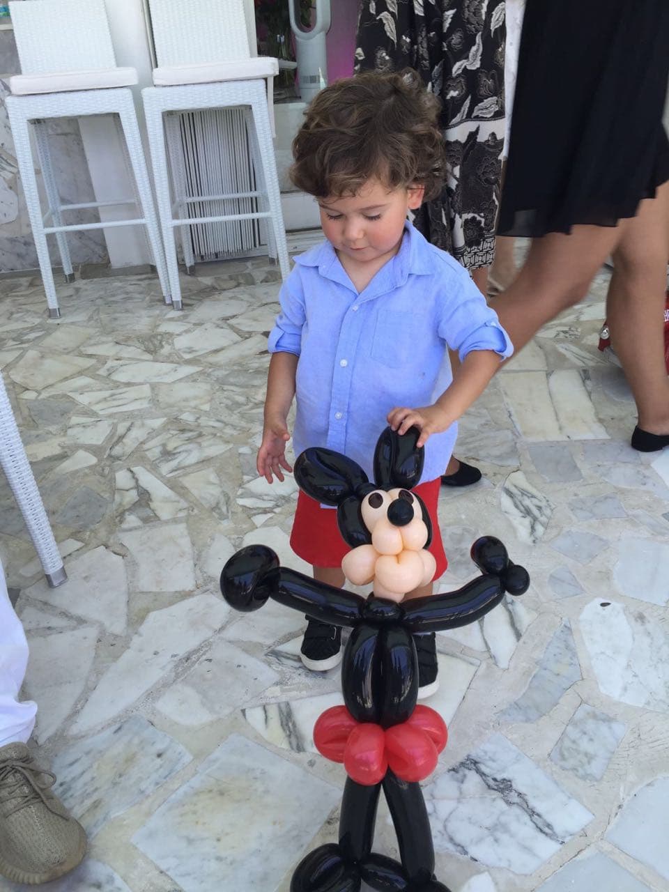 Muy divertido jugando con su ratón.