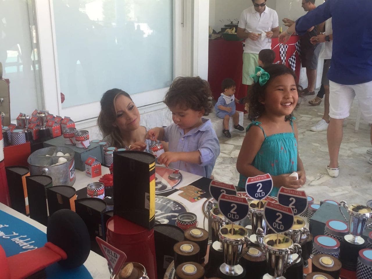 Como podemos ver, Bruce estaba bien estacionado en la mesa de dulces.