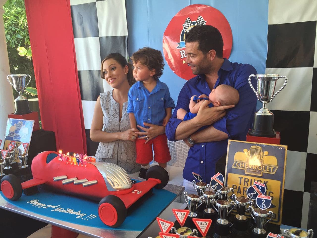 Todos a cantar las mañanitas para Bruce.