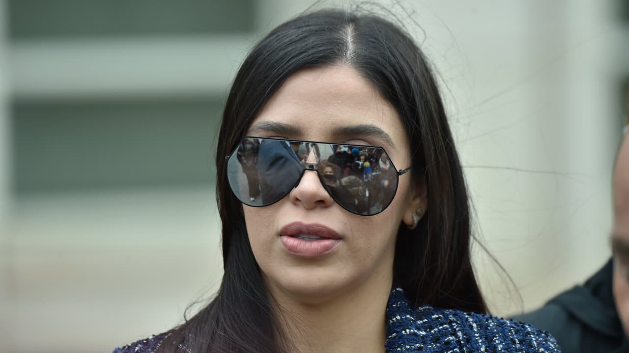 <b>En video: <b>“Me duele mucho el sufrimiento que he causado”: Emma Coronel le pide clemencia al juez por sus hijas</b></b>
<br>
<br>Emma Coronel pidió perdón por los daños que pudo haber causado y le pidió clemencia al juez por sus hijas, diciéndole además que no permita que las gemelas crezcan “sin ninguno de sus dos padres”.