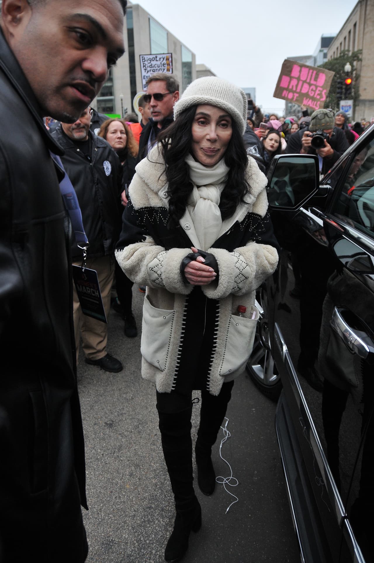 La cantante Cher también se sumó a la gran causa
