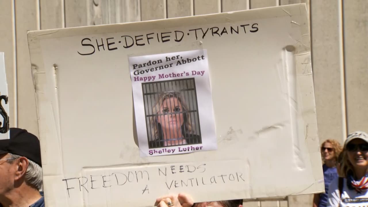 El dia de hoy el 
<a href="https://www.univision.com/local/san-antonio-kwex/fiscal-general-de-texas-advierte-a-comercios-sobre-la-prohibicion-del-aumento-de-precio-en-estado-de-emergencia-video"><b>Fiscal General de Texas, Ken Paxton</b></a>, envió una carta al juez del condado Dallas, declarando que abusó de su autoridad al poner a Shelley Luther, propietaria de una peluquería, en la cárcel por abrir su salón durante la orden de quedarse en casa para evitar contagios de 
<a href="https://www.univision.com/temas/coronavirus"><b>coronavirus</b></a>.
<br>