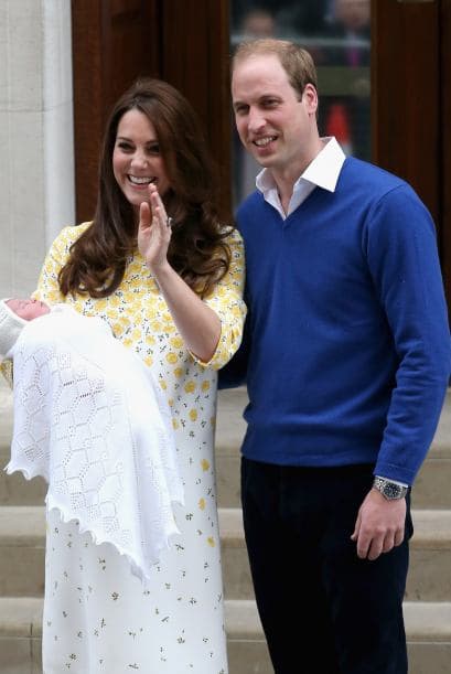 Kate y William saludando a la prensa internacional reunida.