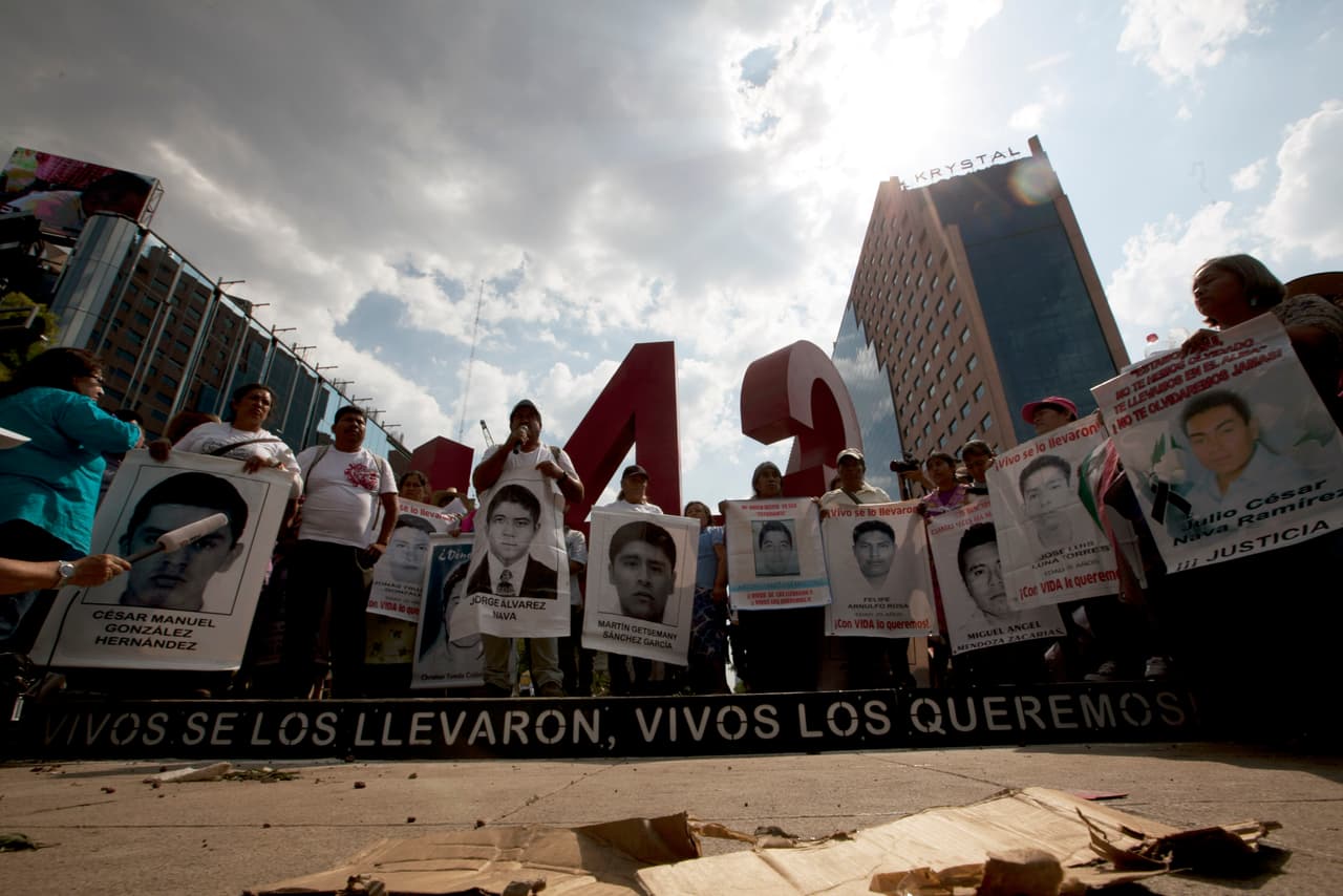 Ordenan decenas de arrestos en un nuevo giro en el caso de los 43 estudiantes de Ayotzinapa