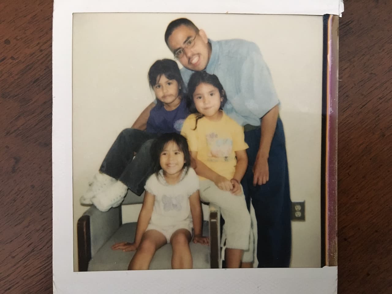 Otro instante inolvidable de Díaz: la presencia de sus hijas en el inicio de su larga condena en la cárcel Corcoran. En ese momento, él tenía 23 años.