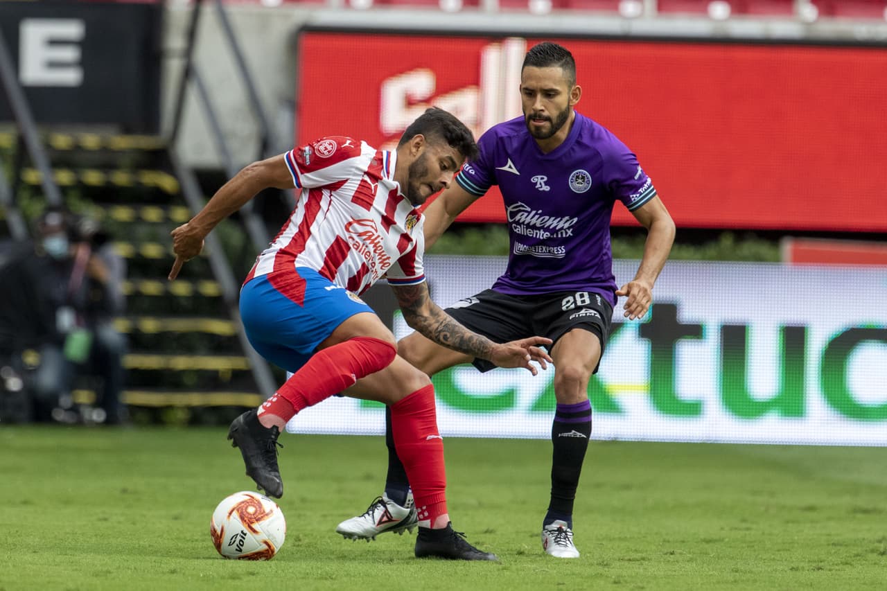 El colegiado decidió que no existía falta y reanudó el juego.